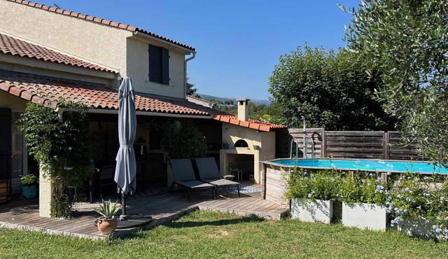 Comfortable family villa with air conditioning, private pool and garden!