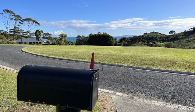 Comfortable family bach at Coopers Beach