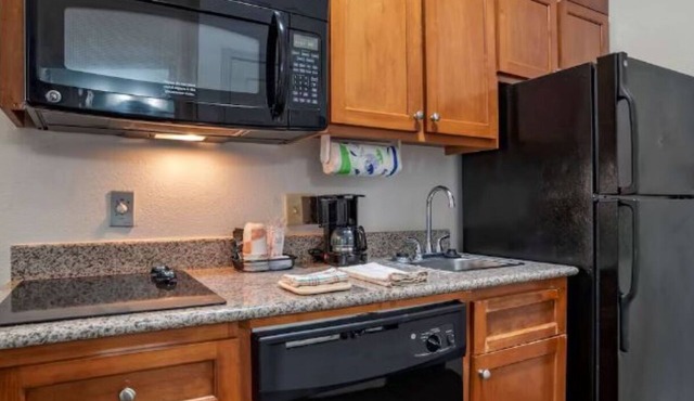 Comfortable Family Suite w/Kitchenette Near Shopping & I-12 Corridor - 2 Units