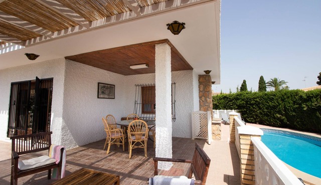 Comfortable family-friendly villa. Own garden and pool. WiFi.