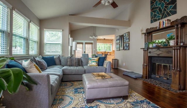 Comfortable, Family and Business Friendly 2BD/2BA House in North Austin
