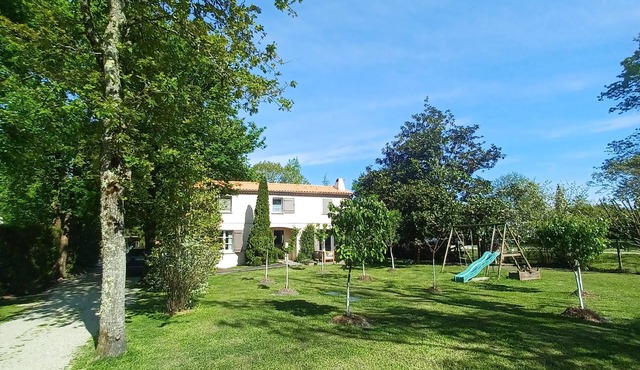 Comfortable Family Home With Heated Pool at the Gates of Bordeaux