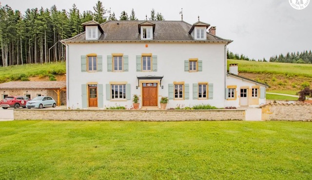 Comfortable family estate in the countryside with jacuzzi, 15 people maximum.