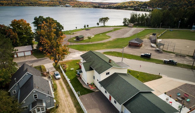 Comfortable family friendly situated on the shore of Munising Bay Lake Superior