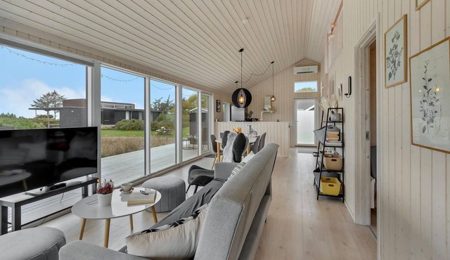 Comfortable, family-friendly cottage with sauna and sea view, a few meters from the beach.