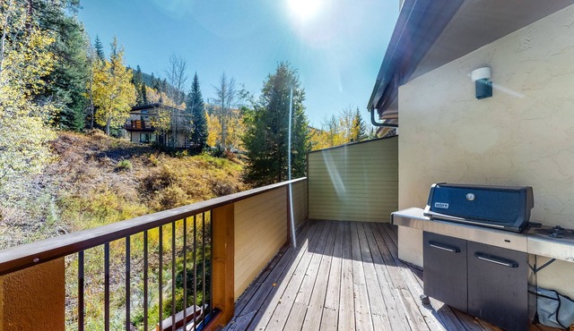 Comfortable, family-friendly townhouse with mountain views and a full kitchen