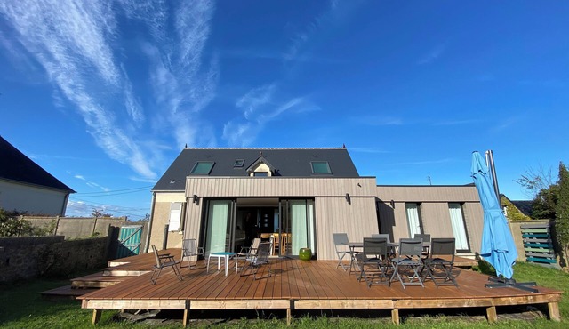 Comfortable family home. 6-8 people with exceptional sea view.