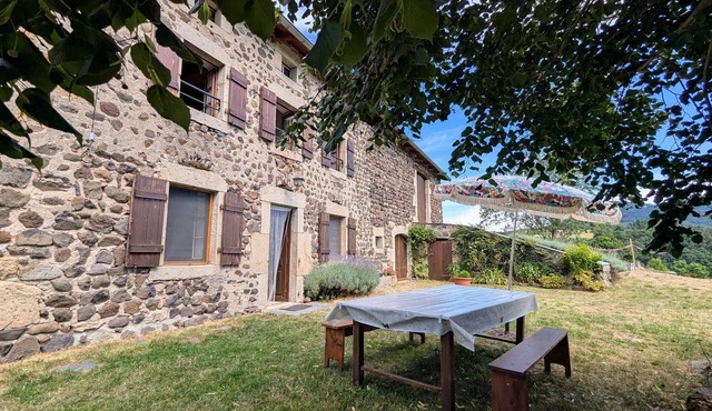 Comfortable family home, pets allowed, on-site parking
