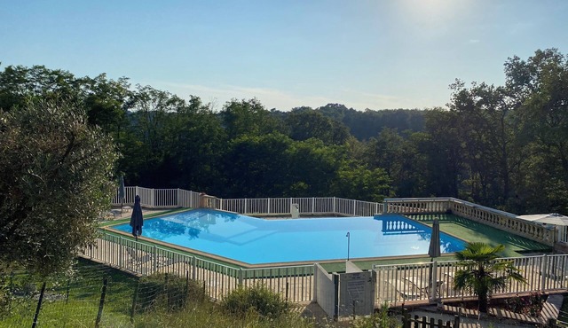 Comfortable family home in Périgord. Sleeps 6. Pets allowed.