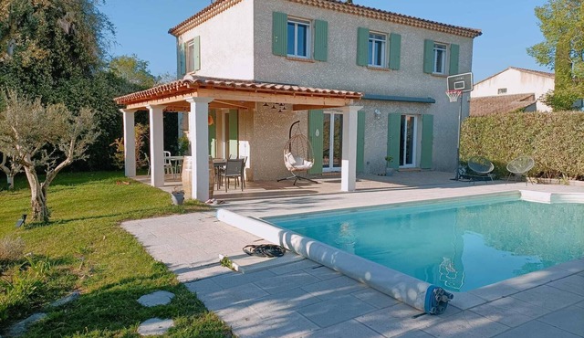 Comfortable family home with swimming pool, terrace and garden at the foot of the Alpilles mountains.