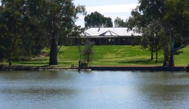 Comfortable family retreat on the Murray river. Magnificent views.