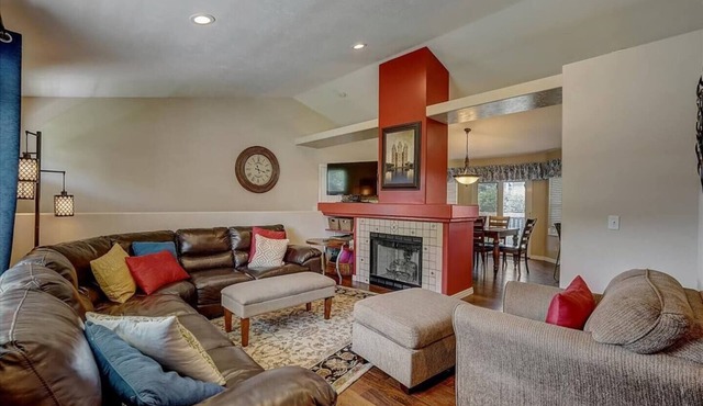 Comfortable Family-Sized Home w/4br 3 bath, ping pong, fast wifi and hot tub!