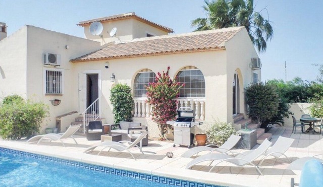 Comfortable family villa with private heated pool for 8 people