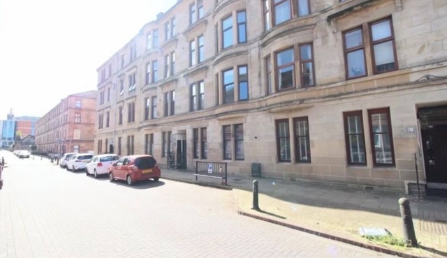 Comfortable flat right in the beating heart of west end.