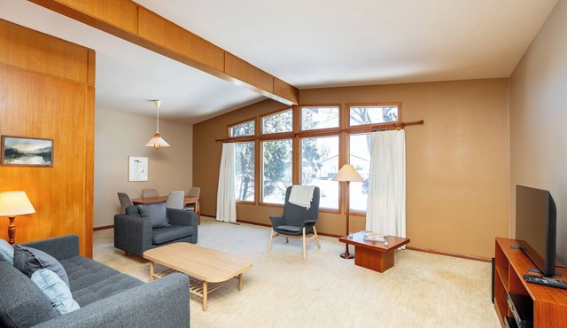 Comfortable Fort Garry Home | 3 Bed | 2 Bath |