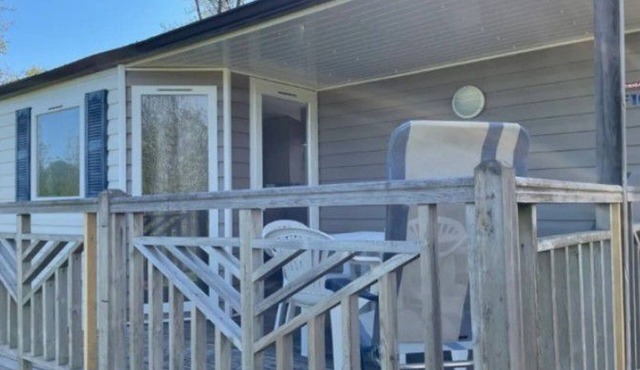 Comfortable mobile home with terrace for 4 people