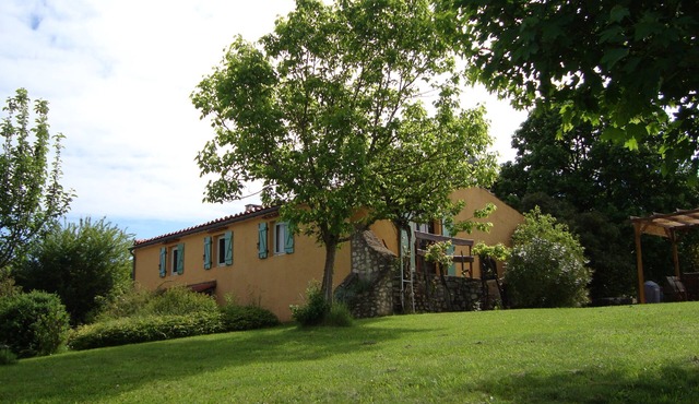 Comfortable 2 bed gite with pool near Cahors. Dog friendly!
