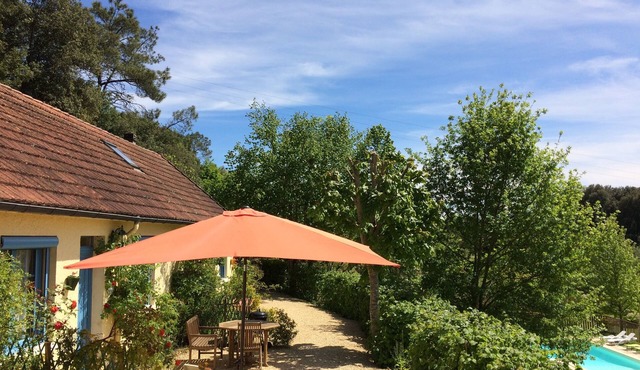 Comfortable cottage in a wooded area by the pool near Sarlat
