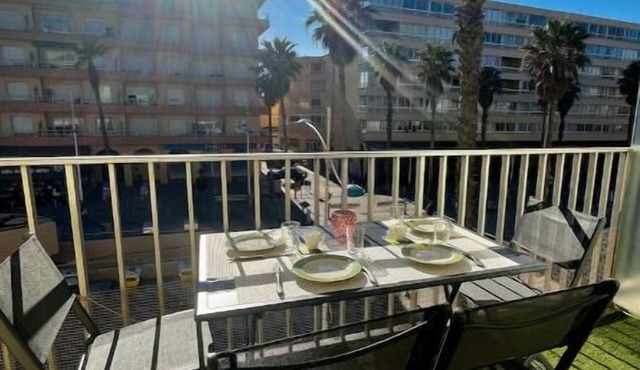 Comfortable T2 Canet plage vue mer pied dans l'eau parking avec suplement.