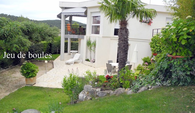 Comfortable garden level in villa