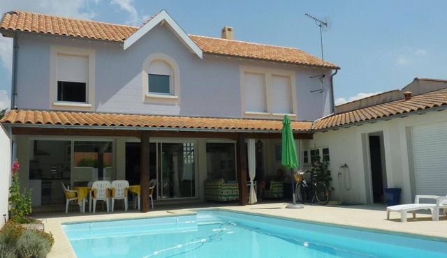 Comfortable House for 8 with Secure Pool, WiFi, 100m from Beach