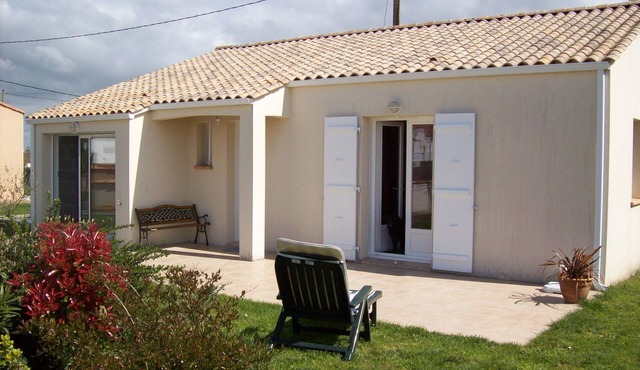COMFORTABLE HOUSE SLEEPS 6 WITH ENCLOSED GARDEN NEAR BEACH