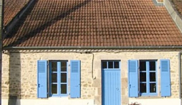 Comfortable Cottage Set in Beautiful Countryside Beside Town