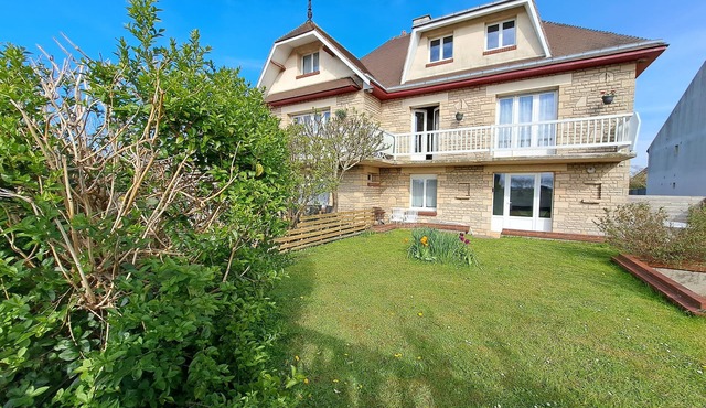 Comfortable apartment in villa with garden 350 m from beach and shops