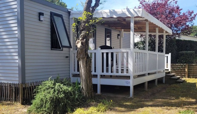 Comfortable mobile home with terrace for 6