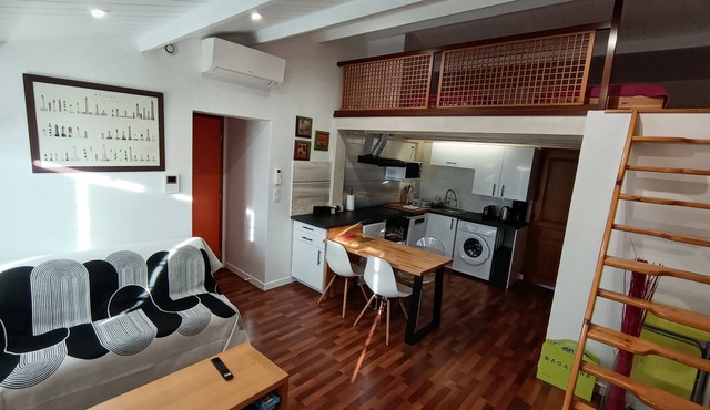 Comfortable, air-conditioned furnished apartment in a great location near shops, beaches, and the harbor