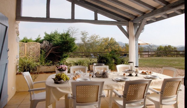 Comfortable house with swimming pool, ideally located between Béarn and the Basque Country