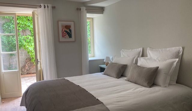 Comfortable apartment in the heart of a wine village, facing the château