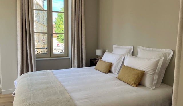 Comfortable apartment, wine-growing village, opposite the château, near Beaune