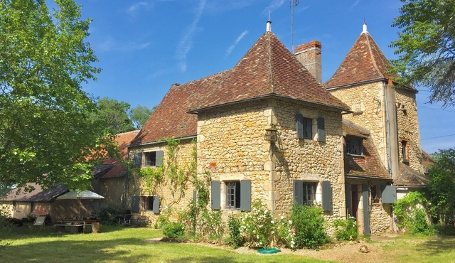Comfortable French Manor + a great treehouse in a protected natural area.