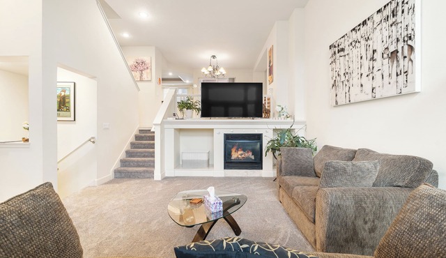 Comfortable, fully furnished Hillsboro home in a quiet neighborhood—perfect for business travelers, families, or extended stays. Enjoy a well-equipped kitchen, fast Wi-Fi, and easy access to Intel, Nike, shopping, and dining.