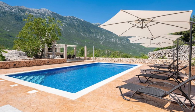 Comfortable, functionally furnished apartment in the Dalmatian hinterland.