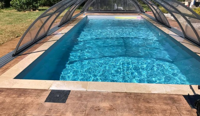 Comfortable gîte with heated pool and pétanque court, ideal for vacations.