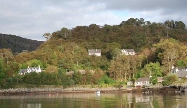 Comfortable Split Level 4 Bedroom House With Lovely Sea Views Out To Skye