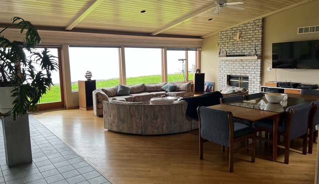 Comfortable getaway for the entire family with amazing views of the water