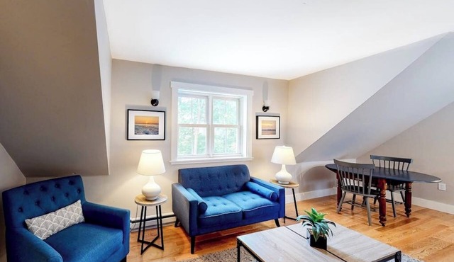 Comfortable Getaway for Two w/Kitchenette - Right in the Heart of Downtown