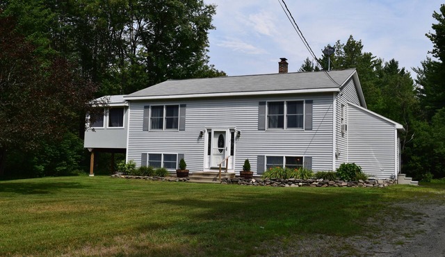 Comfortable Getaway Home- A comfortable retreat in the White Mountains!