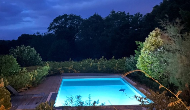 Comfortable gîte, spacious garden with swimming pool, close to the Erdre river.