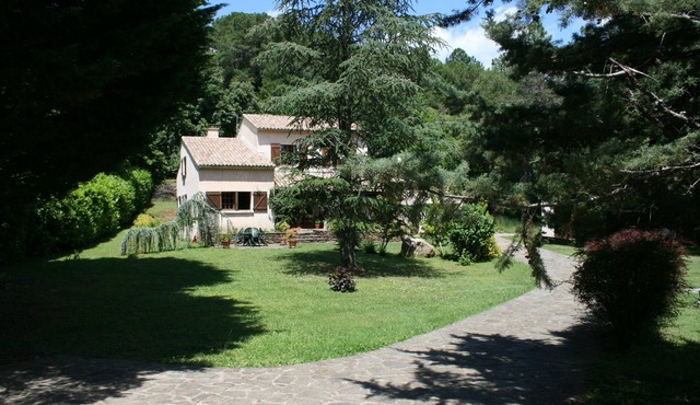 Comfortable gite in private nature setting/private pool /large garden