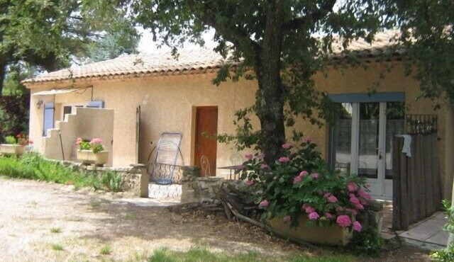Comfortable gîte in the heart of the quiet luberon countryside, ideal for families.