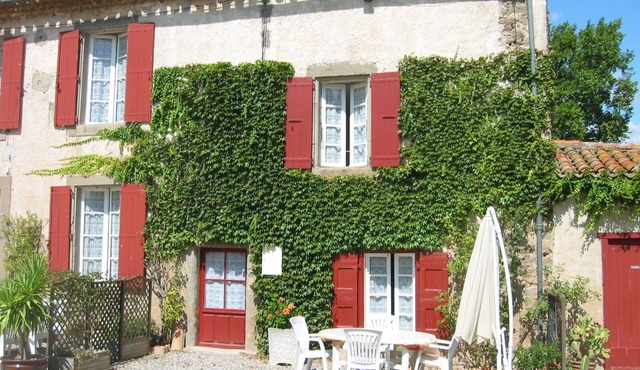 Comfortable gite in wine domaine with shared pool, games barn & petanque court