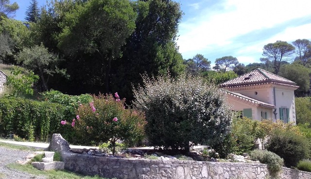 Comfortable Gite with pool close to the city and the countryside