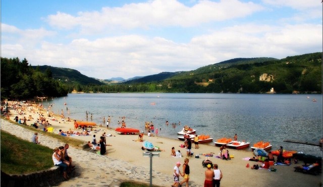 Comfortable house in the heart of the Ardèche mountain village, 50m from the beach at Lac d'Issarlès