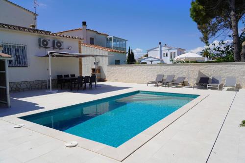 Comfortable house with a pool very close to the beach, Amfora Cugat Sant Pere Pescador