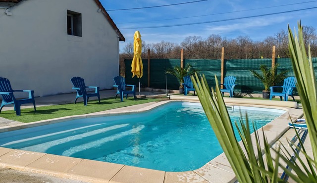 Comfortable house sleeps 8, private pool & jacuzzi, view of nature and animals