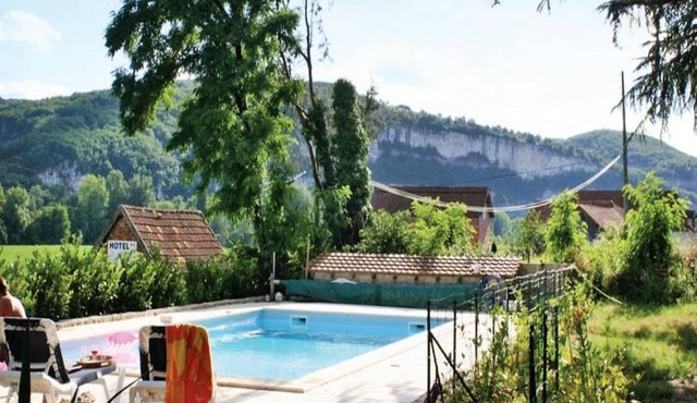 Comfortable holiday home with pool
